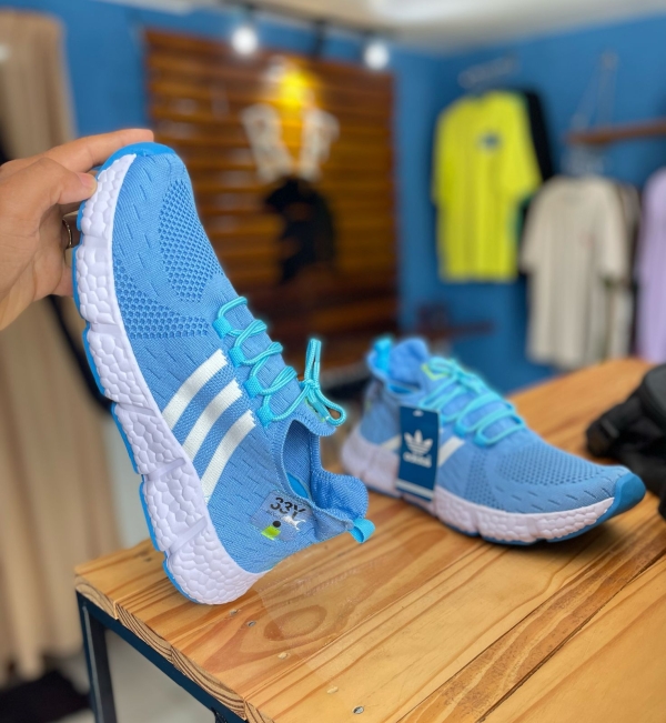 Tênis esportivo adidas